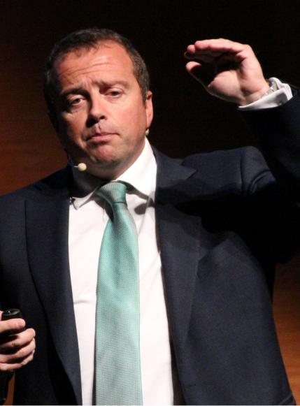 José Ramón Luna, fundador de Desafío, en una conferencia sobre ventas y crecimiento comercial